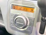 【オートエアコン】一度お好みの温度に設定すれば、車内の温度を検知し風量や温度を自動で調整。暑い&hellip;寒い&hellip;と何度もスイッチ操作をする必要はありません。快適な車内空間には必須の機能ですね♪