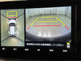 パノラミックビューモニターを装備。駐車場や交差点でクルマを真上から見るように周囲を確認できます。機能の詳細は販売店スタッフまでおたずねください。