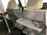 運転席・助手席の背もたれには、2列目シート用にカップホルダー付きの「格納式のシートバックテーブル」を装備しています。休憩時のちょっとした時間などカップを置いたり、小物置きに使えて便利です。