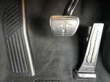【ペダル】BMWはオルガン式アクセルペダルを採用しています。踏み込む足とペダルが同じ軌跡を描くため、かかとがずれにくく、アクセルコントロールがよりしやすくなるメリットがあります。