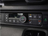 ◆オートエアコン装備◆ お好みの温度を設定をするだけで、後は、自動で風量を調節してくれます!快適にドライブが楽しめます。