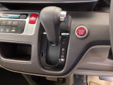 自然に手が届き、操作性の良いインパネシフトに、パーキングブレーキは、フットブレーキタイプなので、運転席と助手席の間はすっきりしています。