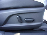 運転席パワーシート付です。お好みの高さに調整ができますね。