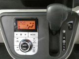 スタイリッシュなデザインのインパネ。各操作スイッチは使いやすい位置に配置されてます。