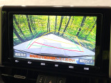 【バックカメラ】駐車時に後方がリアルタイム映像で確認できます。大型商業施設や立体駐車場での駐車時や、夜間のバック時に大活躍!運転スキルに関わらず、今や必須となった装備のひとつです!