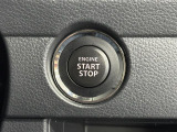 【プッシュスタート】スマートキーを持っているだけ、鍵を差し込むことなく、ボタンを押すだけでエンジン始動や停止を行うことができます。
