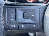 ハンドルから手を離さずにオーディオの操作ができるステアリングスイッチ付