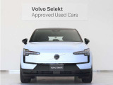 EVエクステリアならではのフロントシールドデザイン、ボルボアイデンティティを進化継承する印象的なトールハンマーライトが、自信に溢れたモダンなフェイスを表現。