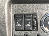【両側パワースライドドア】スマートキーや運転席のスイッチで後席両側スライドドアの開閉が可能♪電動だから力を入れてドアを開ける必要が無く、小さなお子様でも簡単に開け閉めでき快適です♪