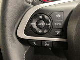 ステアリングスイッチ付き。前方から目を離すことなくオーディオ操作をすることが可能です。