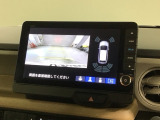 リバースギアに入れるだけで後方の表示へ切り替わります。夜間や雨の日の駐車も楽になりますよ。