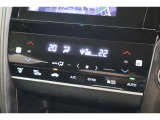 フルオートエアコンが装備されています!お好みの温度設定をするだけでエアコンの風量やモードの切り替えを自動でコントロールしてくれます!ユーザーの操作が少なく燃費走行にもつながります!