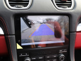 バックカメラ装備 バックでのよりスムーズな駐車やステアリング操作を行えます。PCMモニター上に、車両の予測進路を示したガイドラインを表示します。