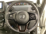 ハンドルにHondaセンシング系のクルーズコントロールやレーンキープアシストなどのスイッチと、オーディオの操作スイッチが装備されています。ハンドルから手を離さず安全に操作できます。