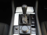 【オートブレーキホールド】停車中にブレーキペダルから足を放しても、ブレーキを自動的に制御して、車両の停車状態を保持する機能です。信号待ちなどの停車時に運転者の負担を軽減します。