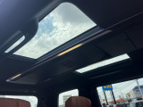 【ガラスルーフ】ガラスルーフ搭載で車内の解放感が一気にアップ!開放的なドライブをお楽しみいただけます。