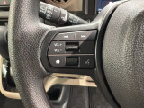 ステアリングにオーディオ操作スイッチが付いています。オーディオ画面に直接タッチしなくても操作が出来ますので、運転に集中できます。