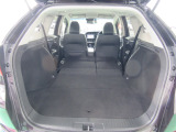 リヤシートを畳むと荷室がさらに広くなります。