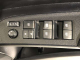 パワーウィンドのスイッチです。運転席に座りながら、助手席や後席の窓を開け閉めできるので大変便利ですよ。