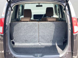 後部座席に座れる状態でも荷室はこれだけの広さがあるのでお出かけやお買い物にも重宝します。ついつい買い物しすぎても安心ですね♪