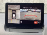 狭い場所での駐車やすれ違いなどでより的確な運転操作に役立つ360&deg;ビューモニターが装備されています。