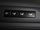 運転席のパワーシートは3名様分までメモリー機能付きです。