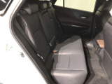 【後部座席】も当然、綺麗・清潔に仕上げております。内装の綺麗なお車は気持ちが良いですし、コンディションのいい車が多いです。これもオススメの1台です。