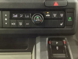 エレクトリックギアセレクターの左上にオートエアコンがついてますので簡単操作で快適に過ごせます。運転席のみシートヒータースイッチ内蔵で2段階の温度設定ができます。