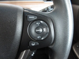 ハンドル右側にはクルーズコントロールのスイッチが装備され運転中の操作も安心して行えます!