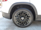 アルミホイールは純正ですが、インチアップしてのアクセサリーとなり。標準ではない為、アルミホイールは認定中古車の保証対象外となります。