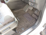 【フロントのフロアマット】前席は純正フロアマット付きです。大きな汚れもなく、使用感も少なめで綺麗な状態です。