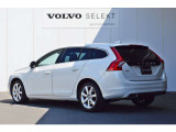 VOLVOの安全機能は前方だけではなく後方も監視しています