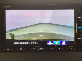 【バックカメラ】運転が苦手な方も車庫入れラクラクです!ギアをリバースに入れれば自動的に切り換わりますので、面倒な操作は不要です♪狭い駐車場もお車を傷つけず安心ですね!