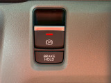 電子制御パーキングブレーキを採用!発進時にアクセルを踏めば自動的に解除されます(※運転席のシートベルトが装着されている時のみ作動)