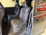 広々とした後部座席です♪気になるキズや汚れなどなく良好な状態です。