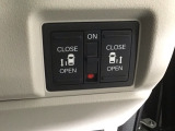 【両側パワースライドドア】両側がパワースライドドアになっており、運転席のスイッチやスマートキーでも開閉が可能です!開口部も広いので乗り降りも楽々♪