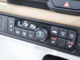フルオートエアコンが装備されています!お好みの温度設定をするだけでエアコンの風量やモードの切り替えを自動でコントロールしてくれます!ユーザーの操作が少なく燃費走行にもつながります!