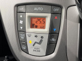 【オートエアコン】一度お好みの温度に設定すれば、車内の温度を検知し風量や温度を自動で調整。暑い&hellip;寒い&hellip;と何度もスイッチ操作をする必要はありません。快適な車内空間には必須の機能ですね♪