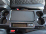 センターコンソールに充電端子装備しています