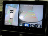 全方位モニター付きです。車両を上から見たような映像をナビゲーション画面に表示。運転席からの目視だけでは見にくい、車両周辺の状況をリアルタイムでしっかり確認できます。