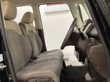 女性でも運転がしやすいように、シートの高さ調整機能(シートリフター)がついています。運転席と助手席の間が空いている為、助手席側への移動がスムーズです。交通量の多い道でも助手席側から乗り降りができます。