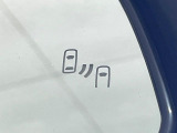 【ブラインドスポットモニター】走行中、ドアミラーの死角になりやすい箇所に後続車が接近するとサイドミラーのレンズに警告を表示!ドライバーに注意喚起をしてくれます。