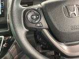 ステアリングにオーディオ操作スイッチが付いています。オーディオ画面に直接タッチしなくても操作が出来ますので、運転に集中できます。
