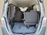 3列目シートは上部に跳ね上げることが可能で、跳ね上げると広々としたラゲッジスペースが生まれます!大きな荷物や長い荷物も簡単に収納することができます!