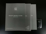 取扱説明書とナビ取扱説明書とメンテナンスノートがあり、アドバンストキーレスキーは2本あります。