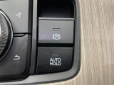 【電動パーキングブレーキ/オートブレーキホールド】パーキングブレーキをかけるときはレバーを引くだけ!ブレーキホールドは信号待ちなどの停止中にブレーキペダルから足を離してもブレーキがかかったまま!