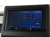 ナビゲーションはパイオニアメモリーナビ(AVIC-RZ812)を装着しております。AM、FM、CD、DVD再生、Bluetooth、音楽録音再生、フルセグTVがご使用いただけます。