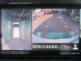 ナビ画面にアラウンドビュ-モニタ-の映像を映し出しています。  狭い場所での車庫入れをサポ-トしてくれる便利アイテムです。