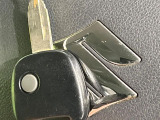 【キーレス】少し離れた場所からでもボタン一つでドアの開錠・施錠ができるのでとっても便利!ドアの鍵穴周りに傷をつけることもありません♪