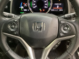 ハンドルにHondaセンシング系のクルーズコントロールやレーンキープアシストなどのスイッチと、オーディオの操作スイッチが装備されています。ハンドルから手を離さず安全に操作できます。